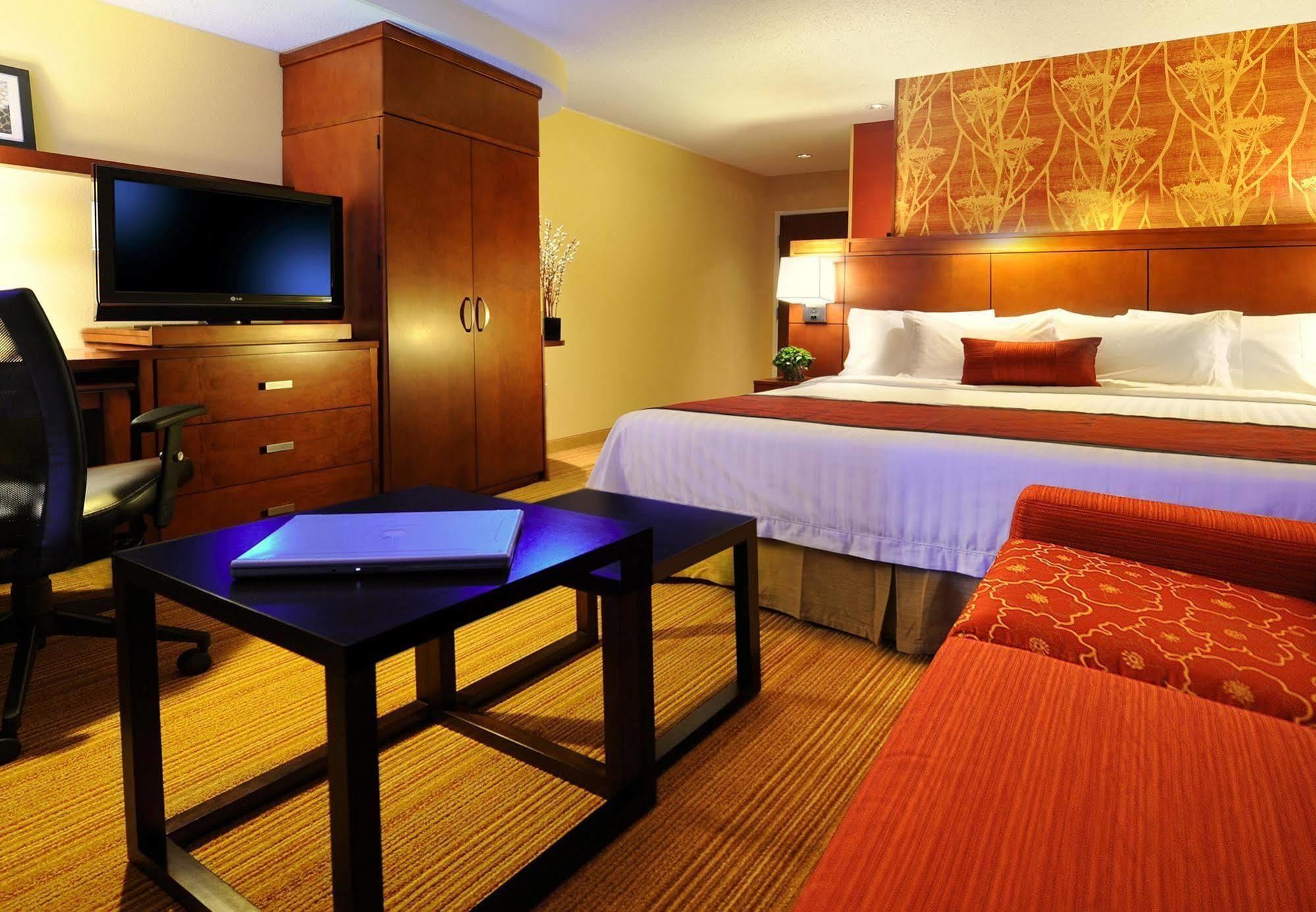 Courtyard By Marriott San Antonio Riverwalk Exterior photo