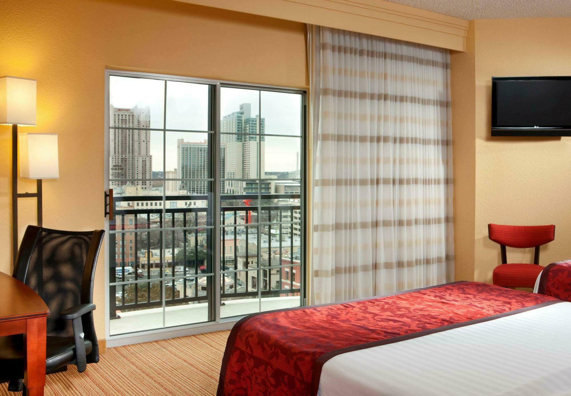 Courtyard By Marriott San Antonio Riverwalk Exterior photo