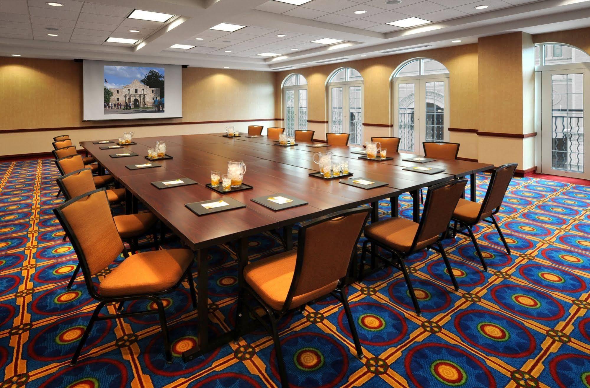 Courtyard By Marriott San Antonio Riverwalk Exterior photo